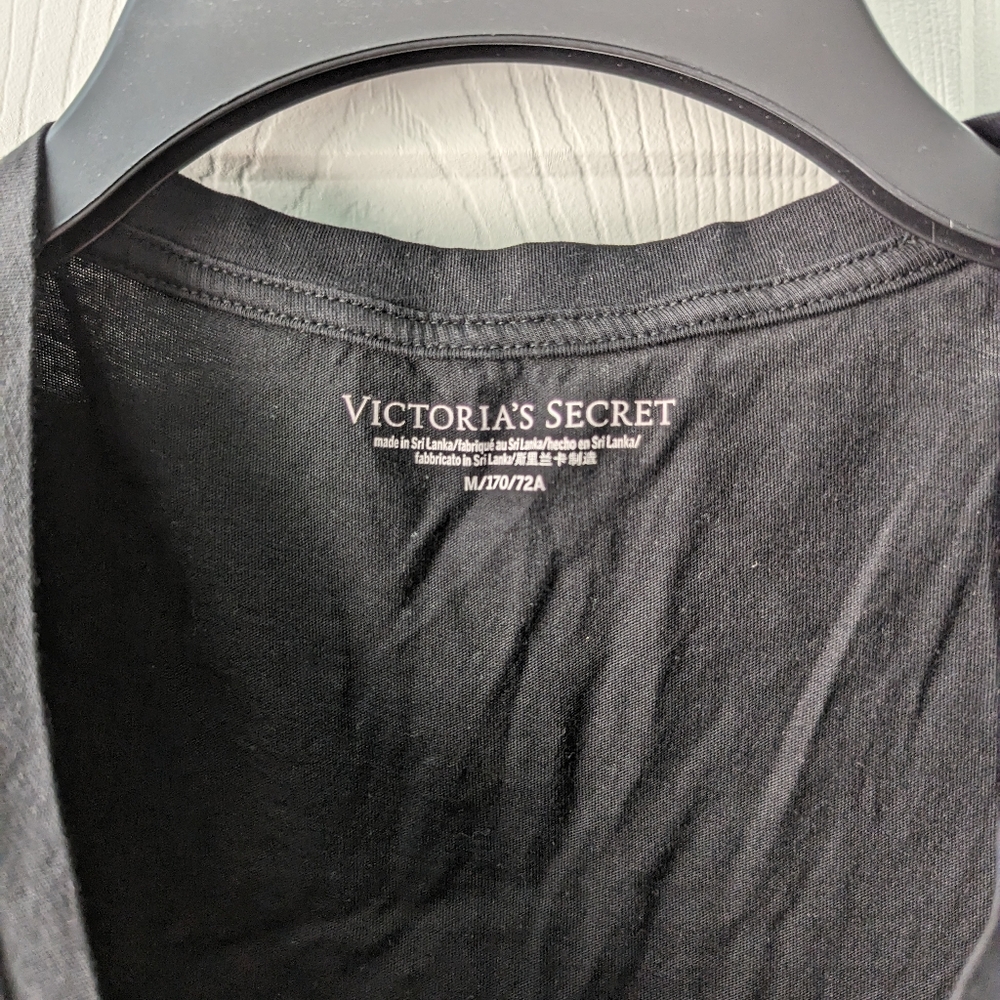 ⭐⭐⭐Bundle 2 x Victoria's Secret V-neck T-shirts Size Medium⭐⭐⭐ - Picture 2 of 4